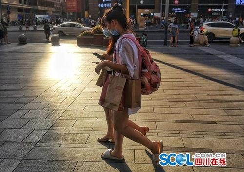 成都街拍吃瓜摆阵视频下载,揭秘网红街拍背后的趣味瞬间