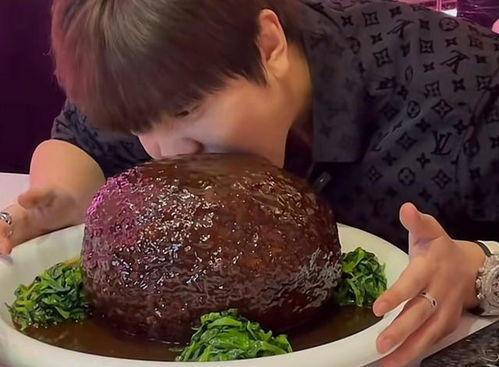 美食博主吃瓜变脸视频下载,视频下载见证美食诱惑下的真实反应