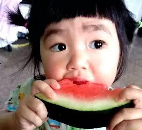 吃瓜宝宝小视频,萌娃趣味瞬间，笑料百出