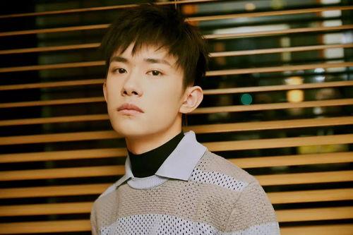 易烊千玺吃瓜少女视频,与少女互动引热议