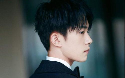 易烊千玺吃瓜少女视频,与少女互动引热议